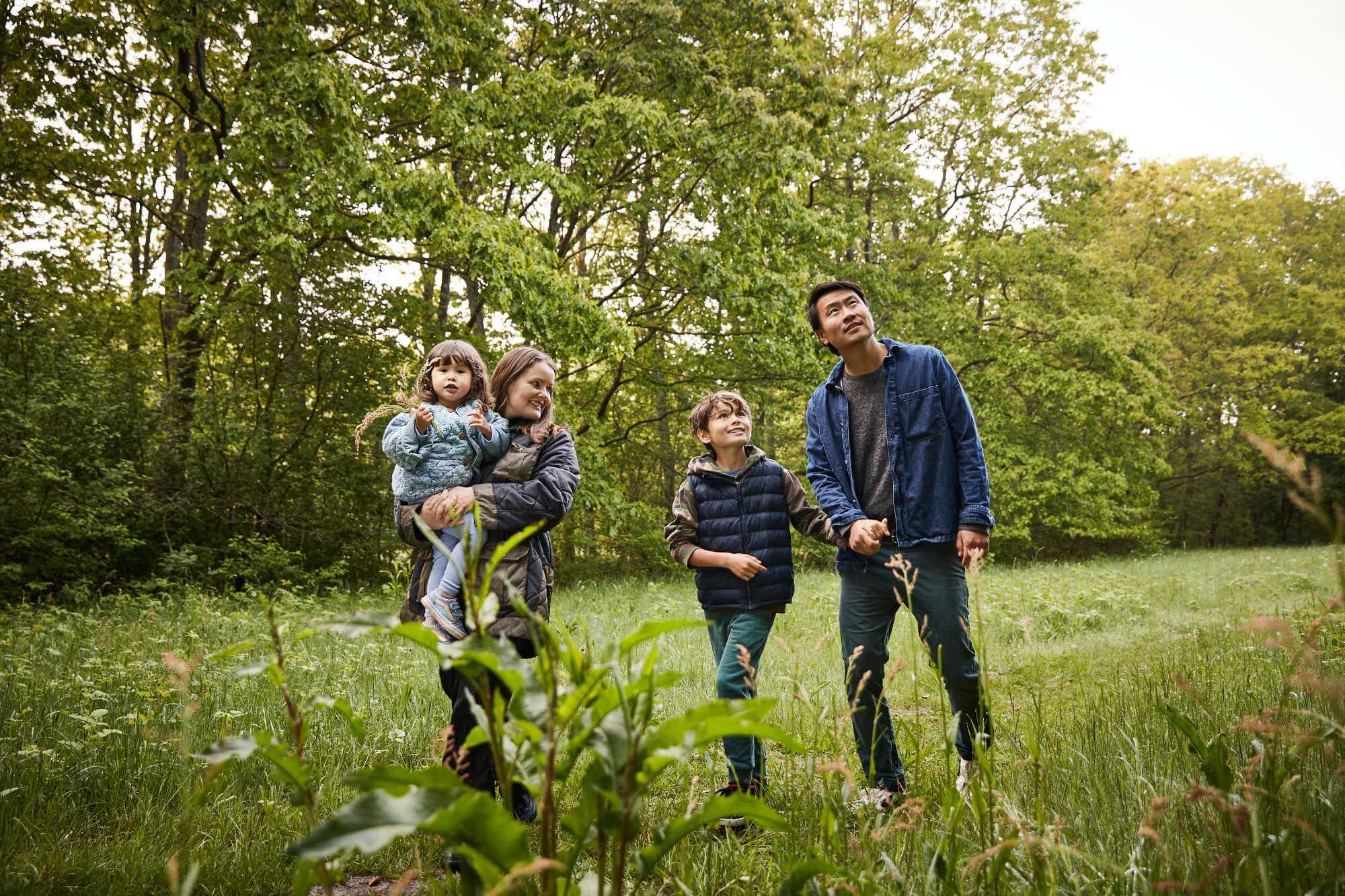 familie går i naturen