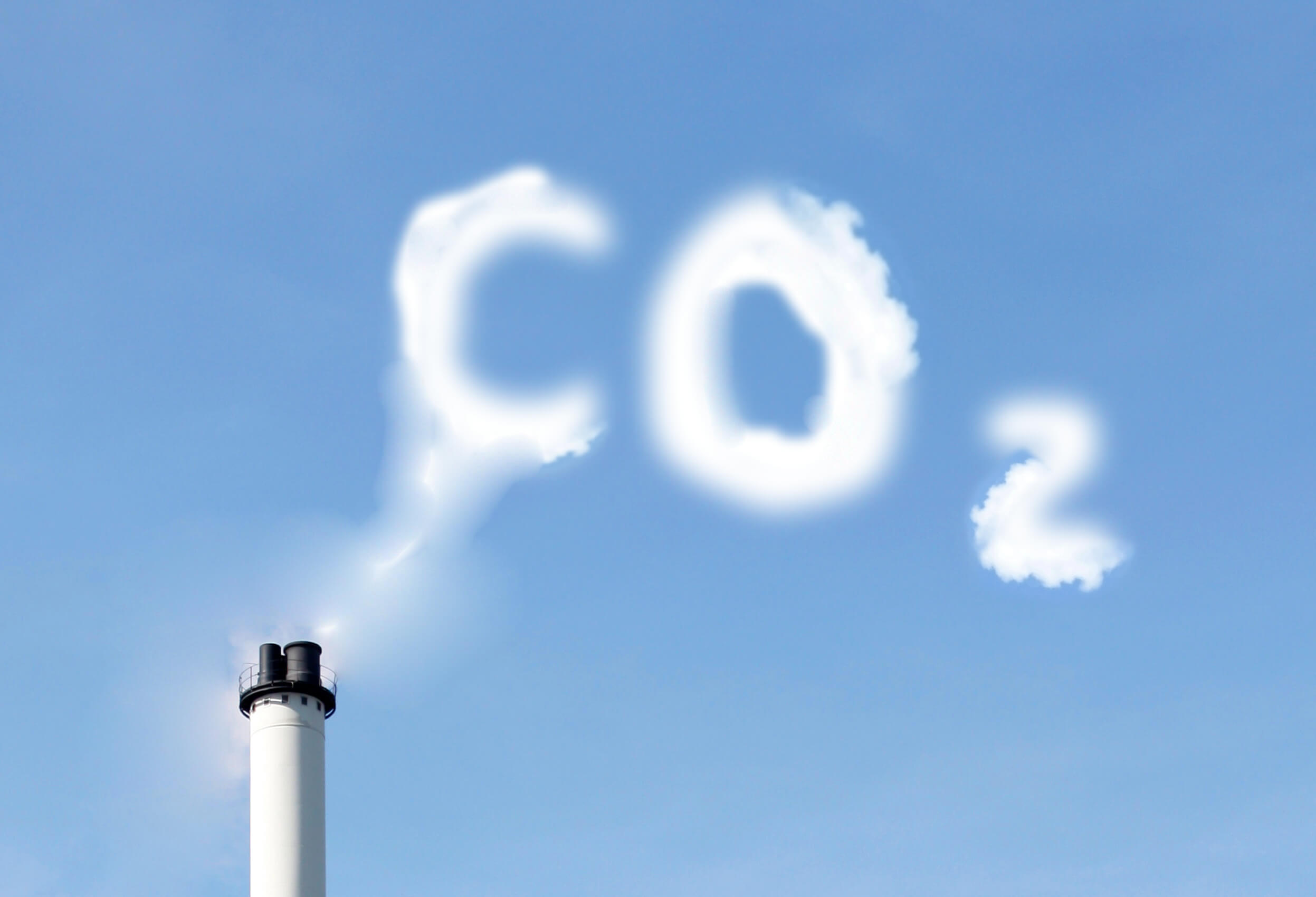 co2 skrevet med skyer i himlen